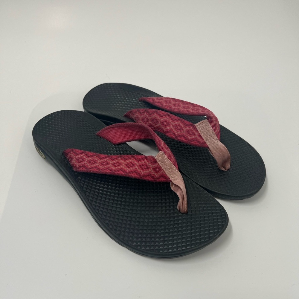 Chaco pink flip flop sandals
